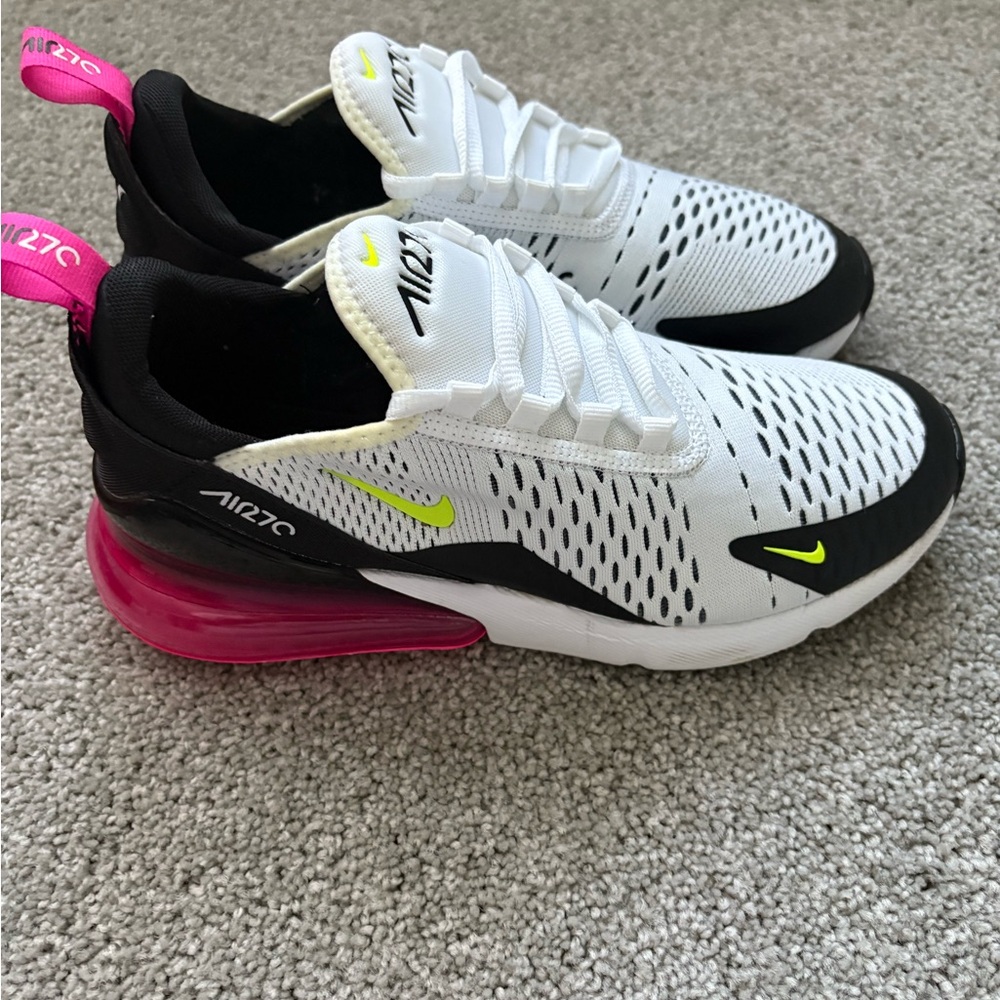 Nike sneakers kids size 6.5 , in woman’s it’s size 8